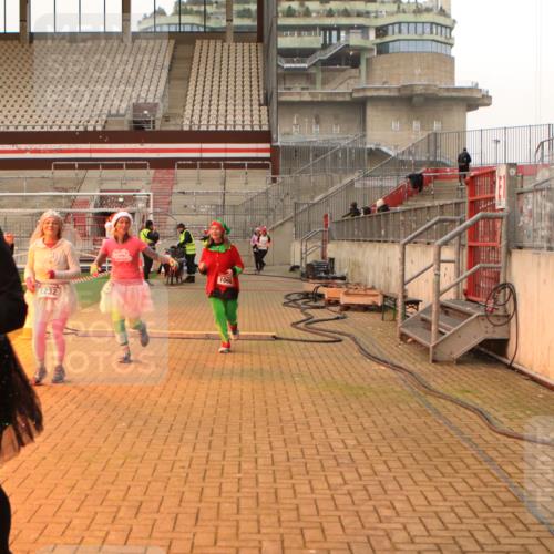 08.12.2024 - St. Pauli X-Mass-Run No. 14 Kathrin Stürmer Photography http://msf.ph/oto/7543461 08.12.2024 10:05:35 Ziel  meine-sportfotos.de