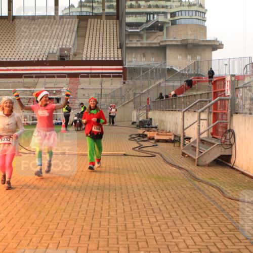 08.12.2024 - St. Pauli X-Mass-Run No. 14 Kathrin Stürmer Photography http://msf.ph/oto/7543464 08.12.2024 10:05:35 Ziel  meine-sportfotos.de