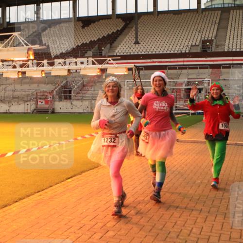 08.12.2024 - St. Pauli X-Mass-Run No. 14 Kathrin Stürmer Photography http://msf.ph/oto/7543468 08.12.2024 10:05:36 Ziel  meine-sportfotos.de