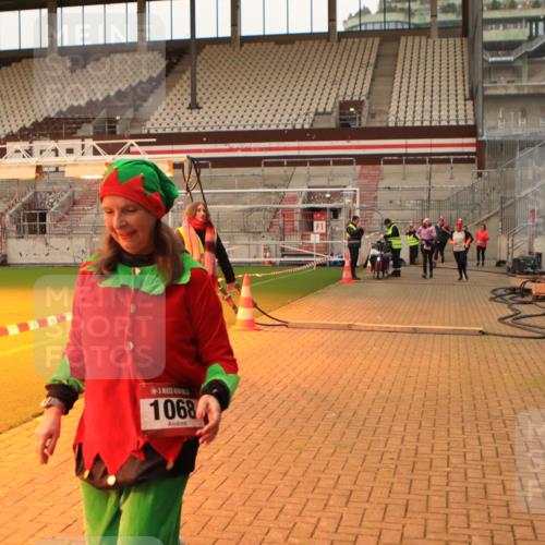 08.12.2024 - St. Pauli X-Mass-Run No. 14 Kathrin Stürmer Photography http://msf.ph/oto/7543470 08.12.2024 10:05:38 Ziel  meine-sportfotos.de
