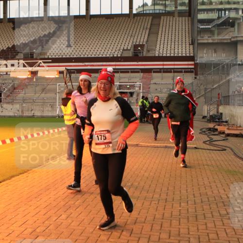 08.12.2024 - St. Pauli X-Mass-Run No. 14 Kathrin Stürmer Photography http://msf.ph/oto/7543476 08.12.2024 10:05:46 Ziel  meine-sportfotos.de