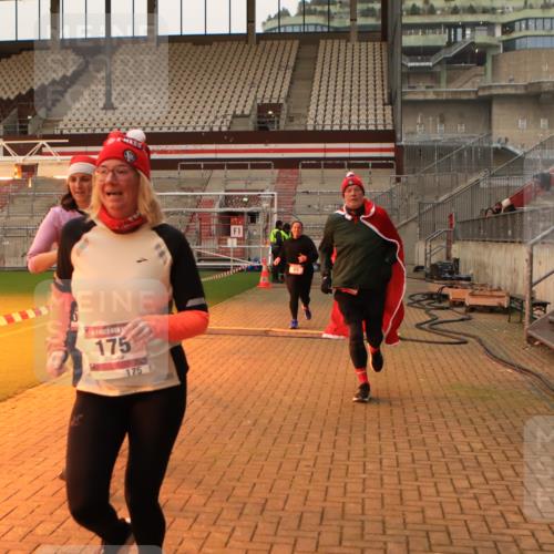 08.12.2024 - St. Pauli X-Mass-Run No. 14 Kathrin Stürmer Photography http://msf.ph/oto/7543478 08.12.2024 10:05:46 Ziel  meine-sportfotos.de