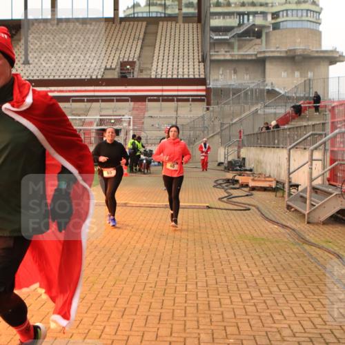 08.12.2024 - St. Pauli X-Mass-Run No. 14 Kathrin Stürmer Photography http://msf.ph/oto/7543485 08.12.2024 10:05:48 Ziel  meine-sportfotos.de