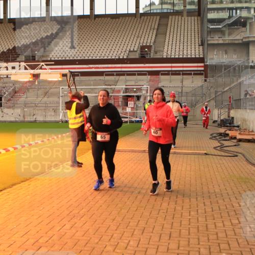 08.12.2024 - St. Pauli X-Mass-Run No. 14 Kathrin Stürmer Photography http://msf.ph/oto/7543488 08.12.2024 10:05:49 Ziel  meine-sportfotos.de
