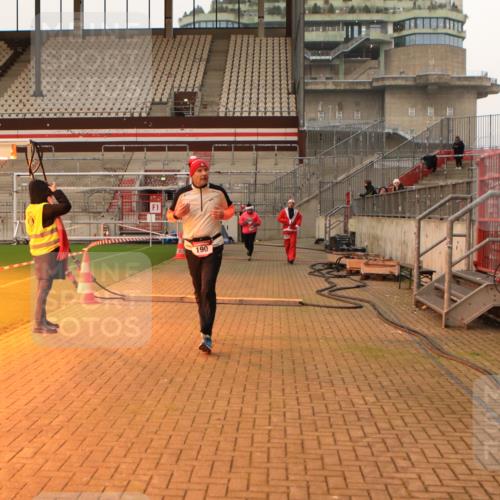 08.12.2024 - St. Pauli X-Mass-Run No. 14 Kathrin Stürmer Photography http://msf.ph/oto/7543498 08.12.2024 10:05:51 Ziel  meine-sportfotos.de