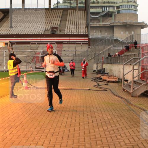 08.12.2024 - St. Pauli X-Mass-Run No. 14 Kathrin Stürmer Photography http://msf.ph/oto/7543500 08.12.2024 10:05:51 Ziel  meine-sportfotos.de