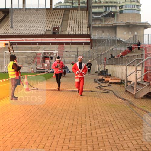 08.12.2024 - St. Pauli X-Mass-Run No. 14 Kathrin Stürmer Photography http://msf.ph/oto/7543511 08.12.2024 10:05:56 Ziel  meine-sportfotos.de