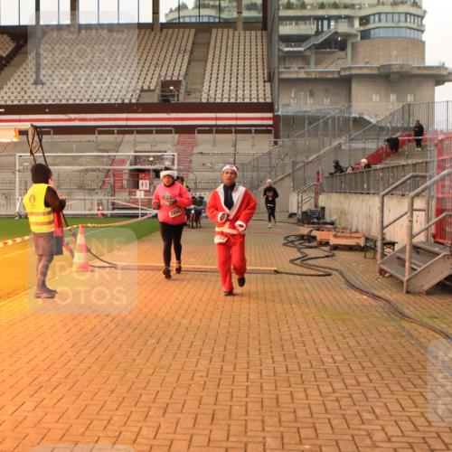 08.12.2024 - St. Pauli X-Mass-Run No. 14 Kathrin Stürmer Photography http://msf.ph/oto/7543513 08.12.2024 10:05:56 Ziel  meine-sportfotos.de