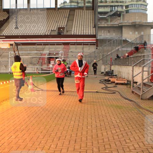 08.12.2024 - St. Pauli X-Mass-Run No. 14 Kathrin Stürmer Photography http://msf.ph/oto/7543514 08.12.2024 10:05:56 Ziel  meine-sportfotos.de