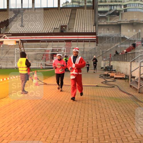 08.12.2024 - St. Pauli X-Mass-Run No. 14 Kathrin Stürmer Photography http://msf.ph/oto/7543516 08.12.2024 10:05:57 Ziel  meine-sportfotos.de