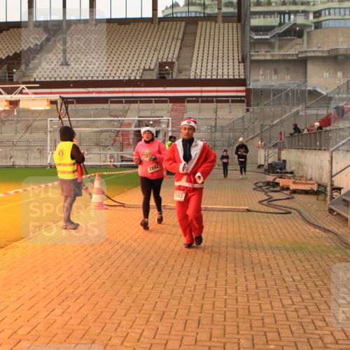 08.12.2024 - St. Pauli X-Mass-Run No. 14 Kathrin Stürmer Photography http://msf.ph/oto/7543517 08.12.2024 10:05:57 Ziel  meine-sportfotos.de