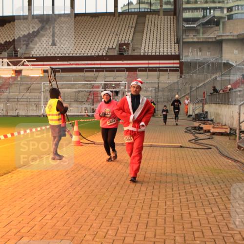 08.12.2024 - St. Pauli X-Mass-Run No. 14 Kathrin Stürmer Photography http://msf.ph/oto/7543518 08.12.2024 10:05:57 Ziel  meine-sportfotos.de