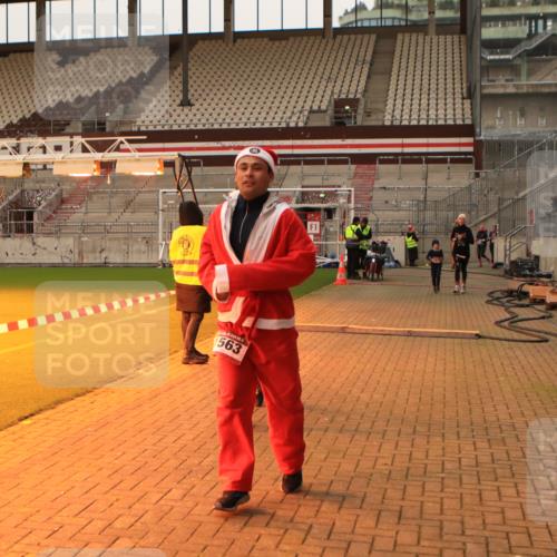 08.12.2024 - St. Pauli X-Mass-Run No. 14 Kathrin Stürmer Photography http://msf.ph/oto/7543523 08.12.2024 10:05:58 Ziel  meine-sportfotos.de