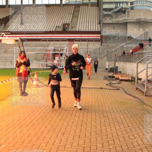 08.12.2024 - St. Pauli X-Mass-Run No. 14 Kathrin Stürmer Photography http://msf.ph/oto/7543529 08.12.2024 10:06:03 Ziel  meine-sportfotos.de