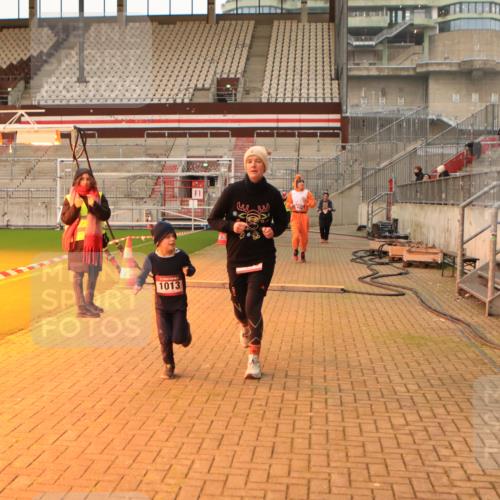 08.12.2024 - St. Pauli X-Mass-Run No. 14 Kathrin Stürmer Photography http://msf.ph/oto/7543530 08.12.2024 10:06:03 Ziel  meine-sportfotos.de