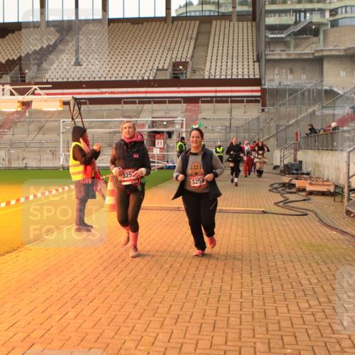 08.12.2024 - St. Pauli X-Mass-Run No. 14 Kathrin Stürmer Photography http://msf.ph/oto/7543557 08.12.2024 10:06:11 Ziel  meine-sportfotos.de