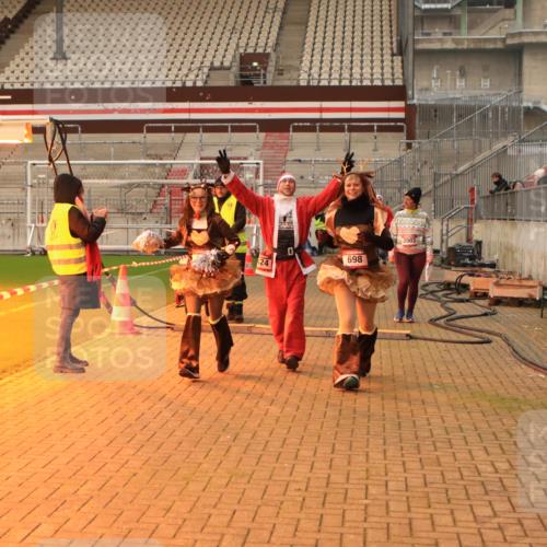 08.12.2024 - St. Pauli X-Mass-Run No. 14 Kathrin Stürmer Photography http://msf.ph/oto/7543571 08.12.2024 10:06:18 Ziel  meine-sportfotos.de