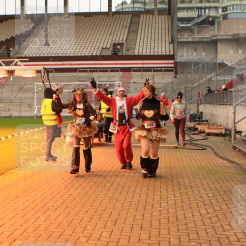 08.12.2024 - St. Pauli X-Mass-Run No. 14 Kathrin Stürmer Photography http://msf.ph/oto/7543572 08.12.2024 10:06:19 Ziel  meine-sportfotos.de