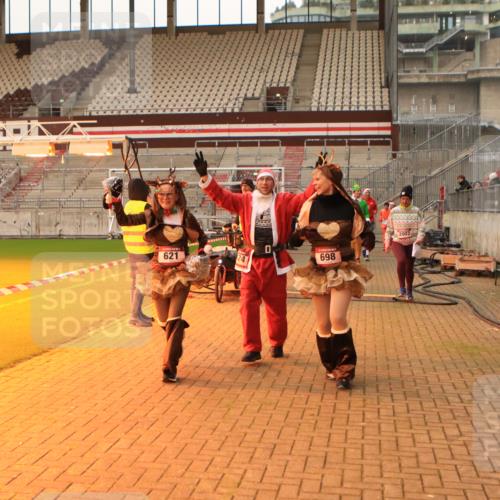 08.12.2024 - St. Pauli X-Mass-Run No. 14 Kathrin Stürmer Photography http://msf.ph/oto/7543574 08.12.2024 10:06:19 Ziel  meine-sportfotos.de