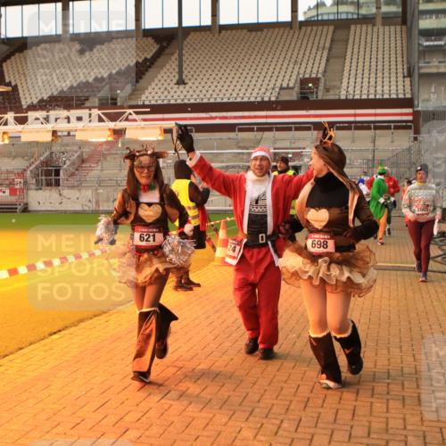 08.12.2024 - St. Pauli X-Mass-Run No. 14 Kathrin Stürmer Photography http://msf.ph/oto/7543577 08.12.2024 10:06:20 Ziel  meine-sportfotos.de