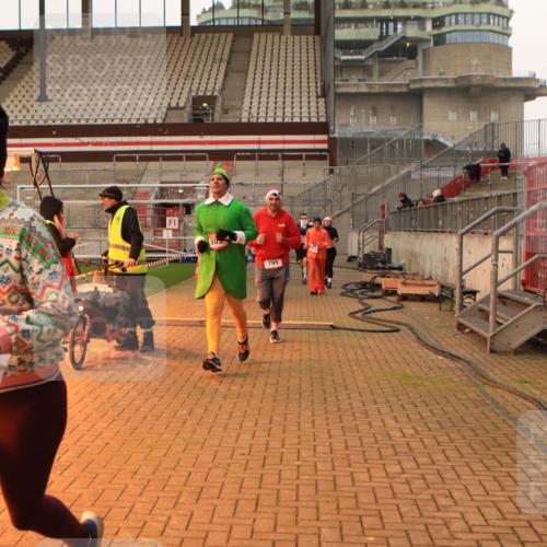 08.12.2024 - St. Pauli X-Mass-Run No. 14 Kathrin Stürmer Photography http://msf.ph/oto/7543590 08.12.2024 10:06:23 Ziel  meine-sportfotos.de