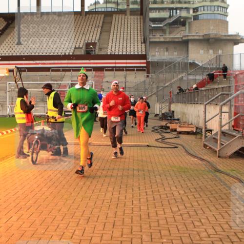 08.12.2024 - St. Pauli X-Mass-Run No. 14 Kathrin Stürmer Photography http://msf.ph/oto/7543592 08.12.2024 10:06:24 Ziel  meine-sportfotos.de