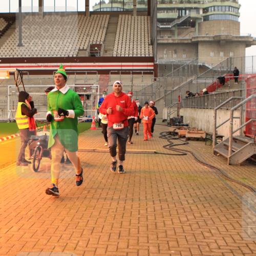 08.12.2024 - St. Pauli X-Mass-Run No. 14 Kathrin Stürmer Photography http://msf.ph/oto/7543594 08.12.2024 10:06:24 Ziel  meine-sportfotos.de