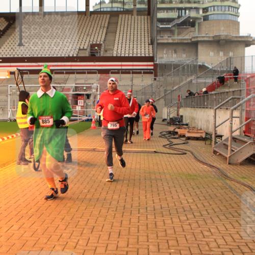 08.12.2024 - St. Pauli X-Mass-Run No. 14 Kathrin Stürmer Photography http://msf.ph/oto/7543595 08.12.2024 10:06:24 Ziel  meine-sportfotos.de