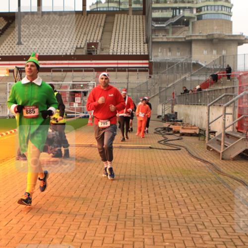 08.12.2024 - St. Pauli X-Mass-Run No. 14 Kathrin Stürmer Photography http://msf.ph/oto/7543596 08.12.2024 10:06:24 Ziel  meine-sportfotos.de