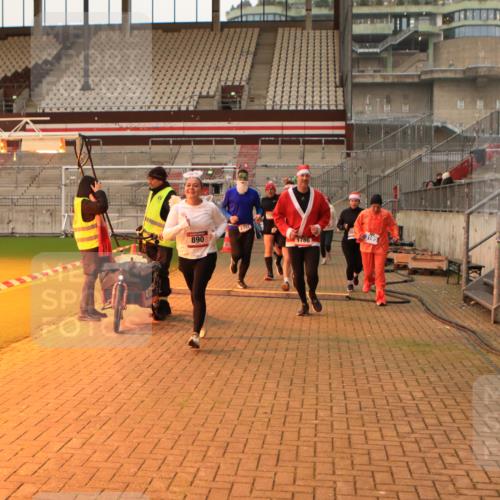 08.12.2024 - St. Pauli X-Mass-Run No. 14 Kathrin Stürmer Photography http://msf.ph/oto/7543605 08.12.2024 10:06:26 Ziel  meine-sportfotos.de