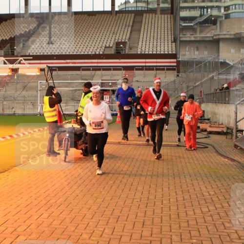 08.12.2024 - St. Pauli X-Mass-Run No. 14 Kathrin Stürmer Photography http://msf.ph/oto/7543606 08.12.2024 10:06:26 Ziel  meine-sportfotos.de