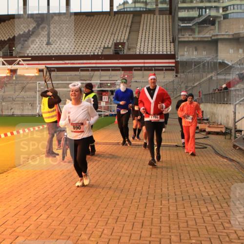 08.12.2024 - St. Pauli X-Mass-Run No. 14 Kathrin Stürmer Photography http://msf.ph/oto/7543608 08.12.2024 10:06:27 Ziel  meine-sportfotos.de