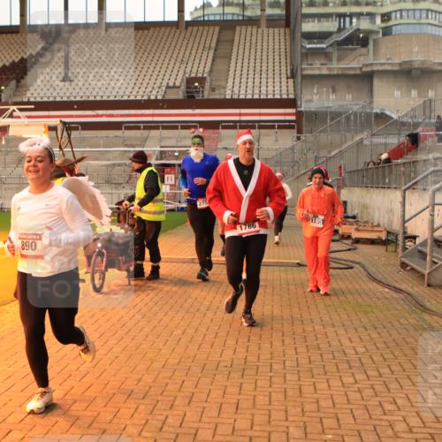 08.12.2024 - St. Pauli X-Mass-Run No. 14 Kathrin Stürmer Photography http://msf.ph/oto/7543611 08.12.2024 10:06:27 Ziel  meine-sportfotos.de