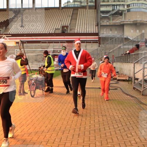 08.12.2024 - St. Pauli X-Mass-Run No. 14 Kathrin Stürmer Photography http://msf.ph/oto/7543612 08.12.2024 10:06:28 Ziel  meine-sportfotos.de