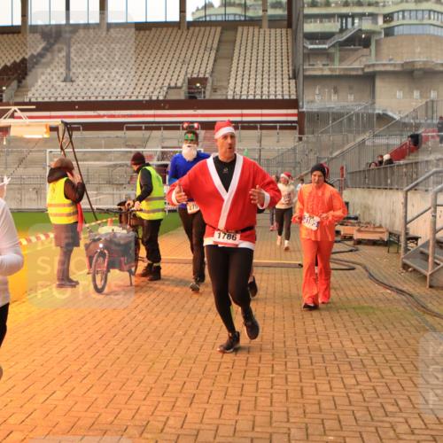 08.12.2024 - St. Pauli X-Mass-Run No. 14 Kathrin Stürmer Photography http://msf.ph/oto/7543613 08.12.2024 10:06:28 Ziel  meine-sportfotos.de