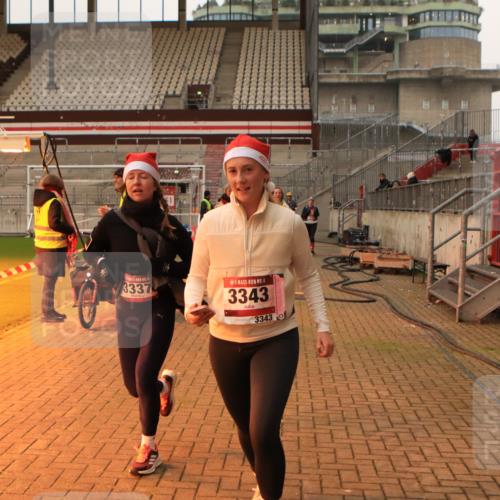08.12.2024 - St. Pauli X-Mass-Run No. 14 Kathrin Stürmer Photography http://msf.ph/oto/7543626 08.12.2024 10:06:33 Ziel  meine-sportfotos.de