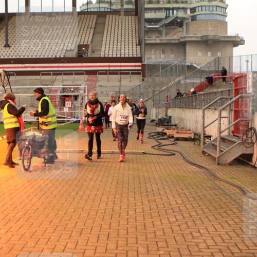 08.12.2024 - St. Pauli X-Mass-Run No. 14 Kathrin Stürmer Photography http://msf.ph/oto/7543638 08.12.2024 10:06:35 Ziel  meine-sportfotos.de