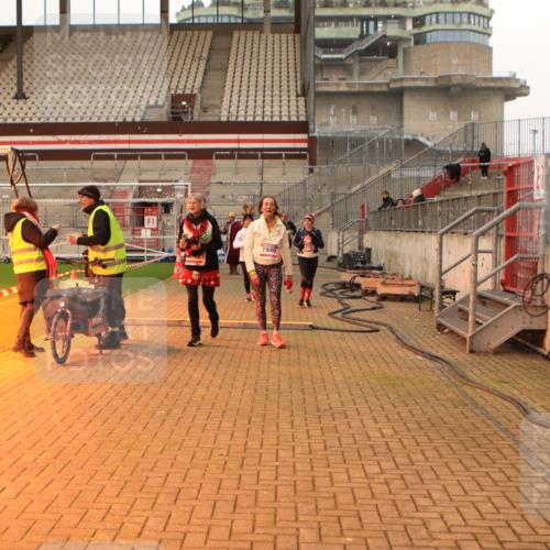 08.12.2024 - St. Pauli X-Mass-Run No. 14 Kathrin Stürmer Photography http://msf.ph/oto/7543639 08.12.2024 10:06:36 Ziel  meine-sportfotos.de