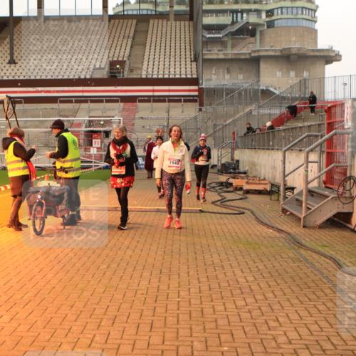 08.12.2024 - St. Pauli X-Mass-Run No. 14 Kathrin Stürmer Photography http://msf.ph/oto/7543641 08.12.2024 10:06:36 Ziel  meine-sportfotos.de