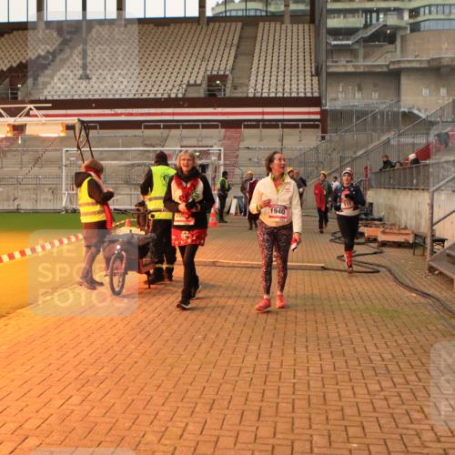 08.12.2024 - St. Pauli X-Mass-Run No. 14 Kathrin Stürmer Photography http://msf.ph/oto/7543646 08.12.2024 10:06:37 Ziel  meine-sportfotos.de