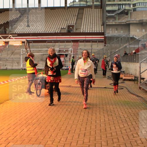 08.12.2024 - St. Pauli X-Mass-Run No. 14 Kathrin Stürmer Photography http://msf.ph/oto/7543649 08.12.2024 10:06:38 Ziel  meine-sportfotos.de