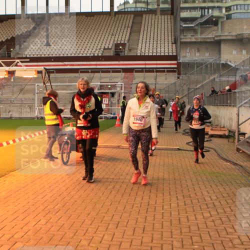 08.12.2024 - St. Pauli X-Mass-Run No. 14 Kathrin Stürmer Photography http://msf.ph/oto/7543650 08.12.2024 10:06:38 Ziel  meine-sportfotos.de