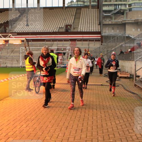 08.12.2024 - St. Pauli X-Mass-Run No. 14 Kathrin Stürmer Photography http://msf.ph/oto/7543651 08.12.2024 10:06:38 Ziel  meine-sportfotos.de
