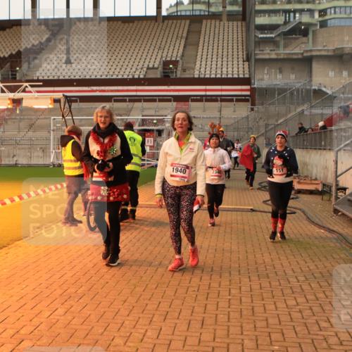 08.12.2024 - St. Pauli X-Mass-Run No. 14 Kathrin Stürmer Photography http://msf.ph/oto/7543652 08.12.2024 10:06:38 Ziel  meine-sportfotos.de