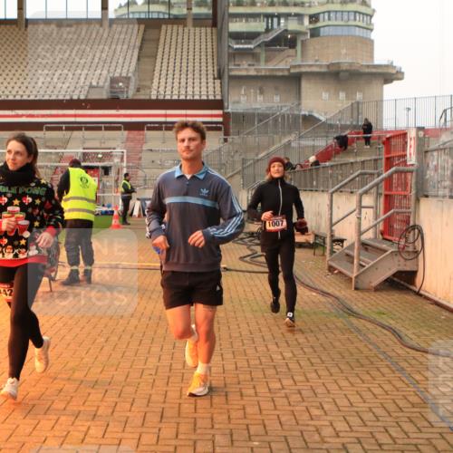 08.12.2024 - St. Pauli X-Mass-Run No. 14 Kathrin Stürmer Photography http://msf.ph/oto/7543699 08.12.2024 10:06:50 Ziel  meine-sportfotos.de