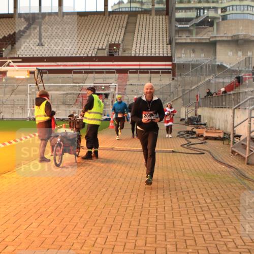 08.12.2024 - St. Pauli X-Mass-Run No. 14 Kathrin Stürmer Photography http://msf.ph/oto/7543716 08.12.2024 10:06:54 Ziel  meine-sportfotos.de