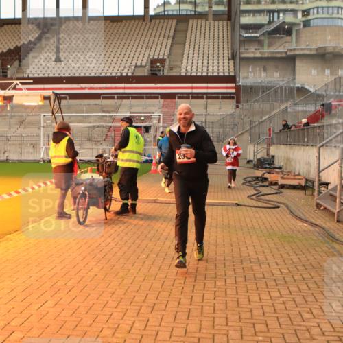 08.12.2024 - St. Pauli X-Mass-Run No. 14 Kathrin Stürmer Photography http://msf.ph/oto/7543718 08.12.2024 10:06:54 Ziel  meine-sportfotos.de