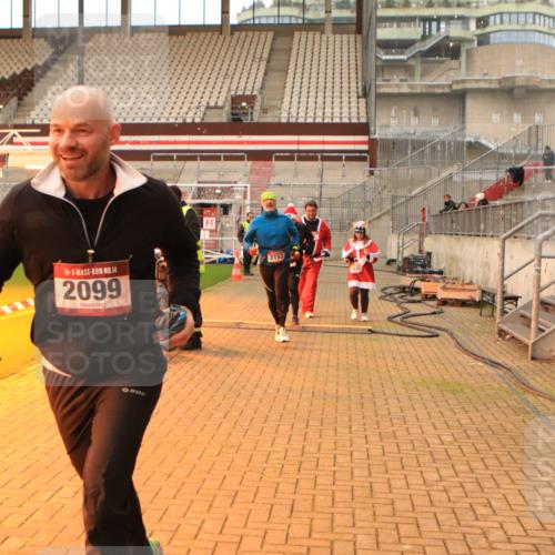 08.12.2024 - St. Pauli X-Mass-Run No. 14 Kathrin Stürmer Photography http://msf.ph/oto/7543724 08.12.2024 10:06:55 Ziel  meine-sportfotos.de