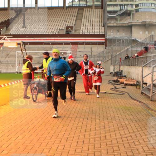 08.12.2024 - St. Pauli X-Mass-Run No. 14 Kathrin Stürmer Photography http://msf.ph/oto/7543730 08.12.2024 10:06:57 Ziel  meine-sportfotos.de