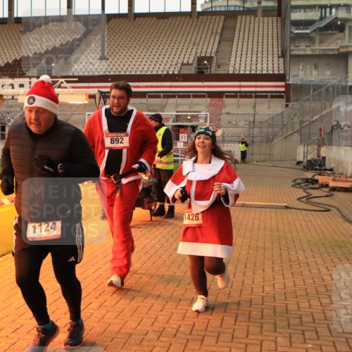 08.12.2024 - St. Pauli X-Mass-Run No. 14 Kathrin Stürmer Photography http://msf.ph/oto/7543741 08.12.2024 10:06:59 Ziel  meine-sportfotos.de